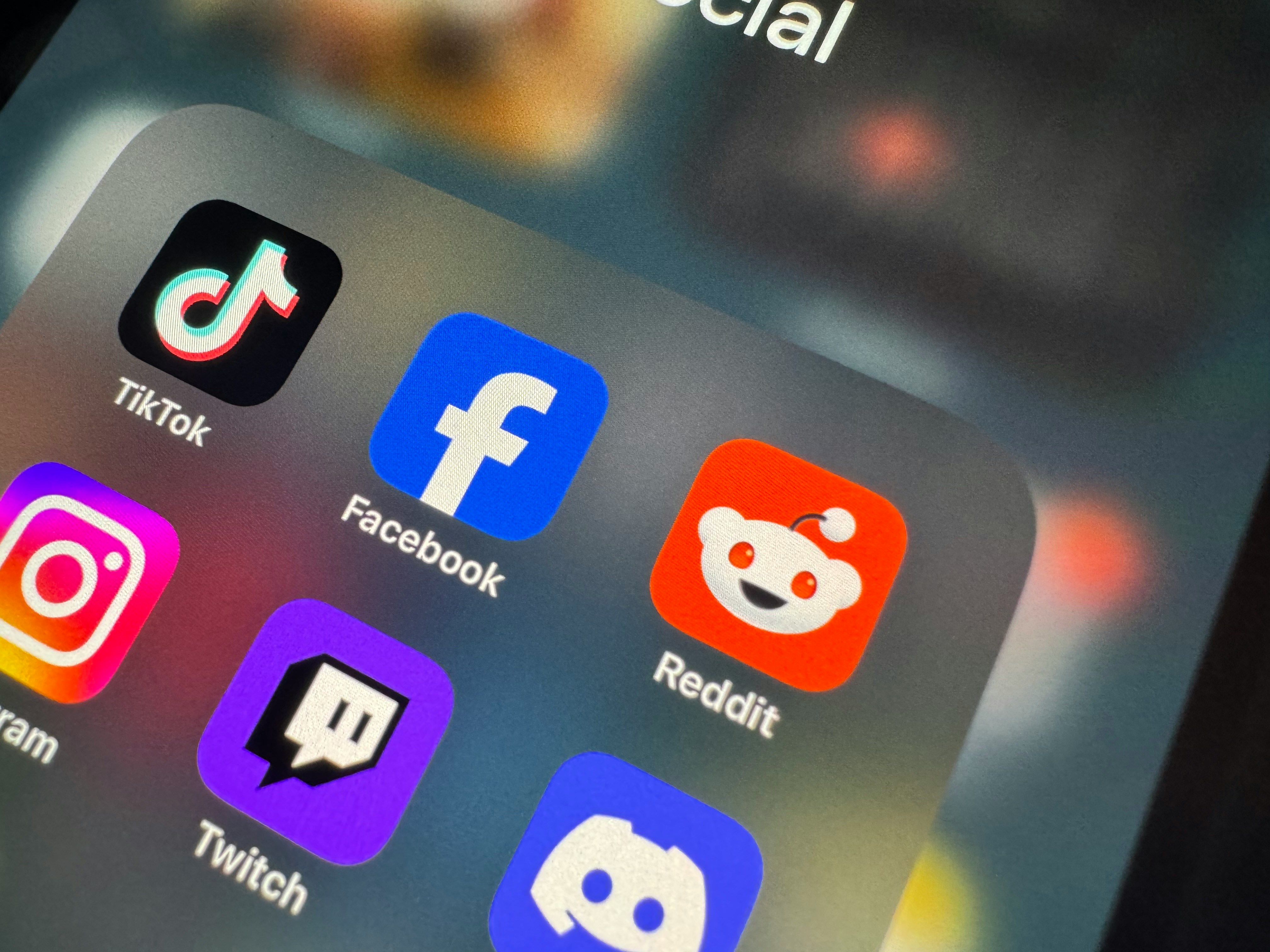 picture of phone screen with apps like reddit